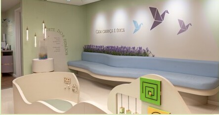 Sala de atendimento com banco azul