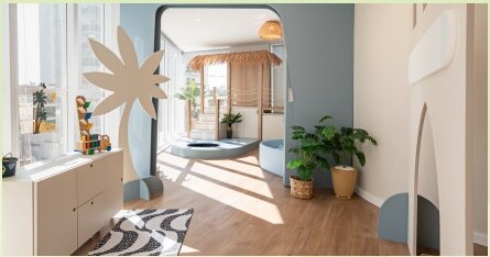 Sala lúdica com casinha de brincar